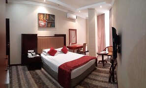 Minibar, meja kerja, setrika/meja setrika, dan Wi-Fi gratis