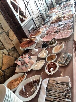 Daily buffet breakfast for a fee - Royal Hotel (Baku)