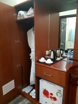 Minibar, desk, iron/ironing board, free WiFi - Royal Hotel (Baku)