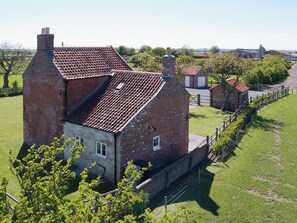 Property grounds - Somer Leyton Cottage (Hogsthorpe, near Chapel St Leonards)