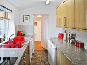 Oppvaskmaskin og høy barnestol