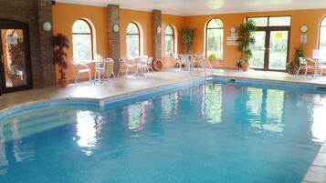 Una piscina cubierta