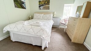 1 bedroom, free WiFi, bed sheets - 1 bedroom accommodation in North Newton (North Newton)