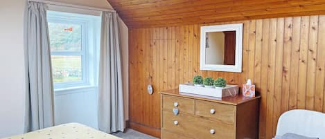 3 bedrooms, WiFi (free), bed sheets