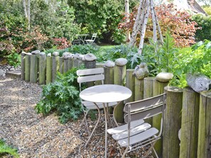 Outdoor dining - 1 bedroom accommodation in Salthouse, near Holt (Salthouse, near Holt)