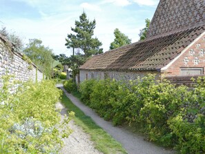 Property grounds - 1 bedroom accommodation in Salthouse, near Holt (Salthouse, near Holt)