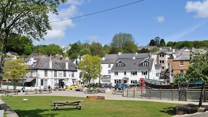 A public square with picnic tables, benches, and a small pond. - 2 bedroom accommodation in Calstock (Calstock)