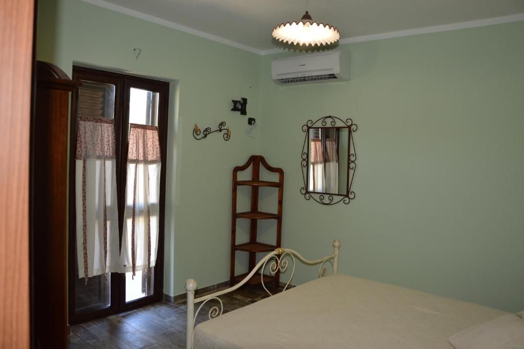 Une chambre à coucher comprenant un lit, une armoire, un miroir et un appareil de climatisation.