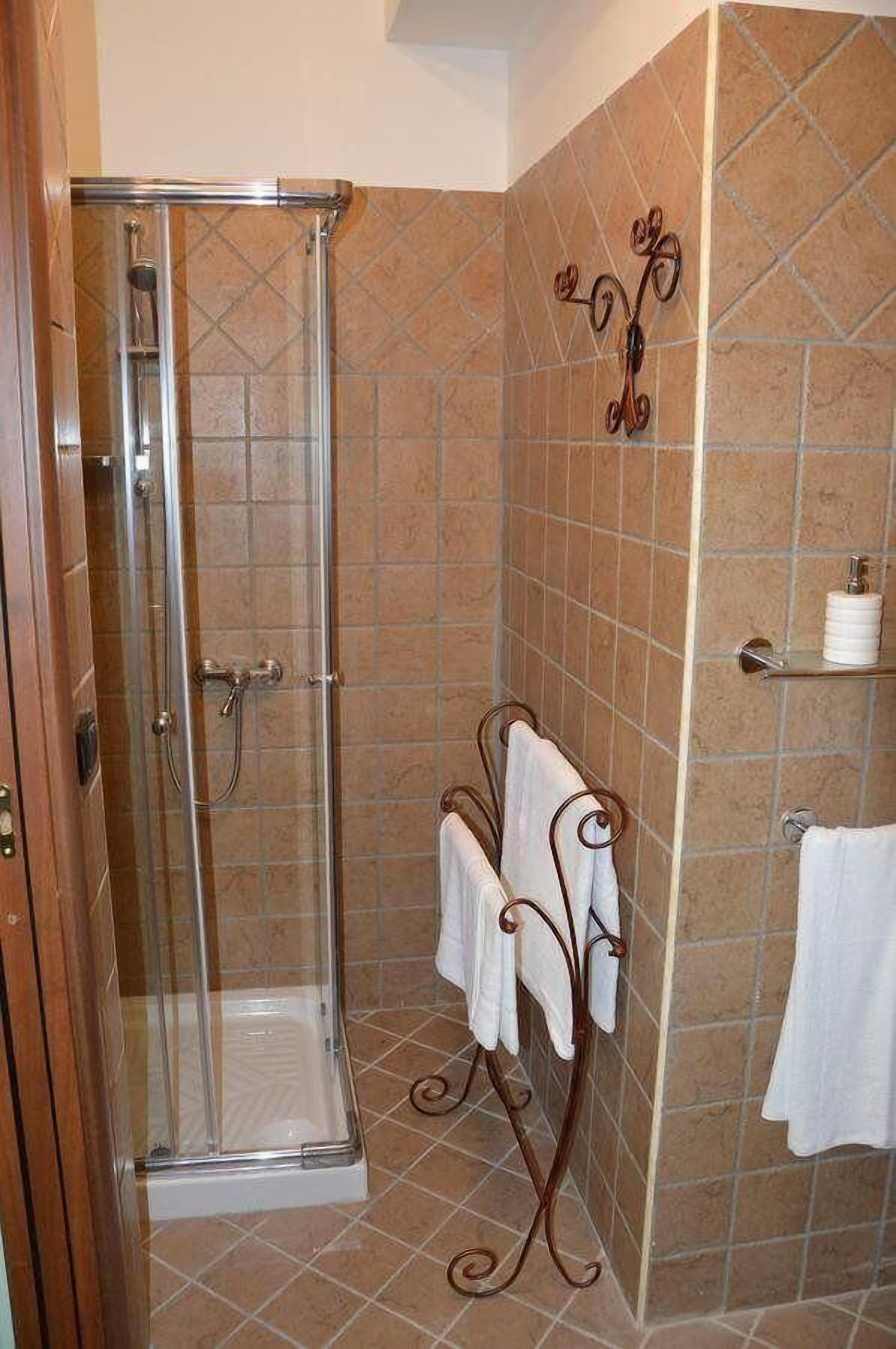 Standard Double or Twin Room, Garden View | Bathroom shower