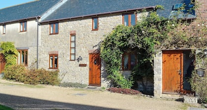 4 bedroom accommodation in Puncknowle, near Dorchester