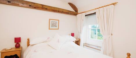2 bedrooms, WiFi (free), bed sheets
