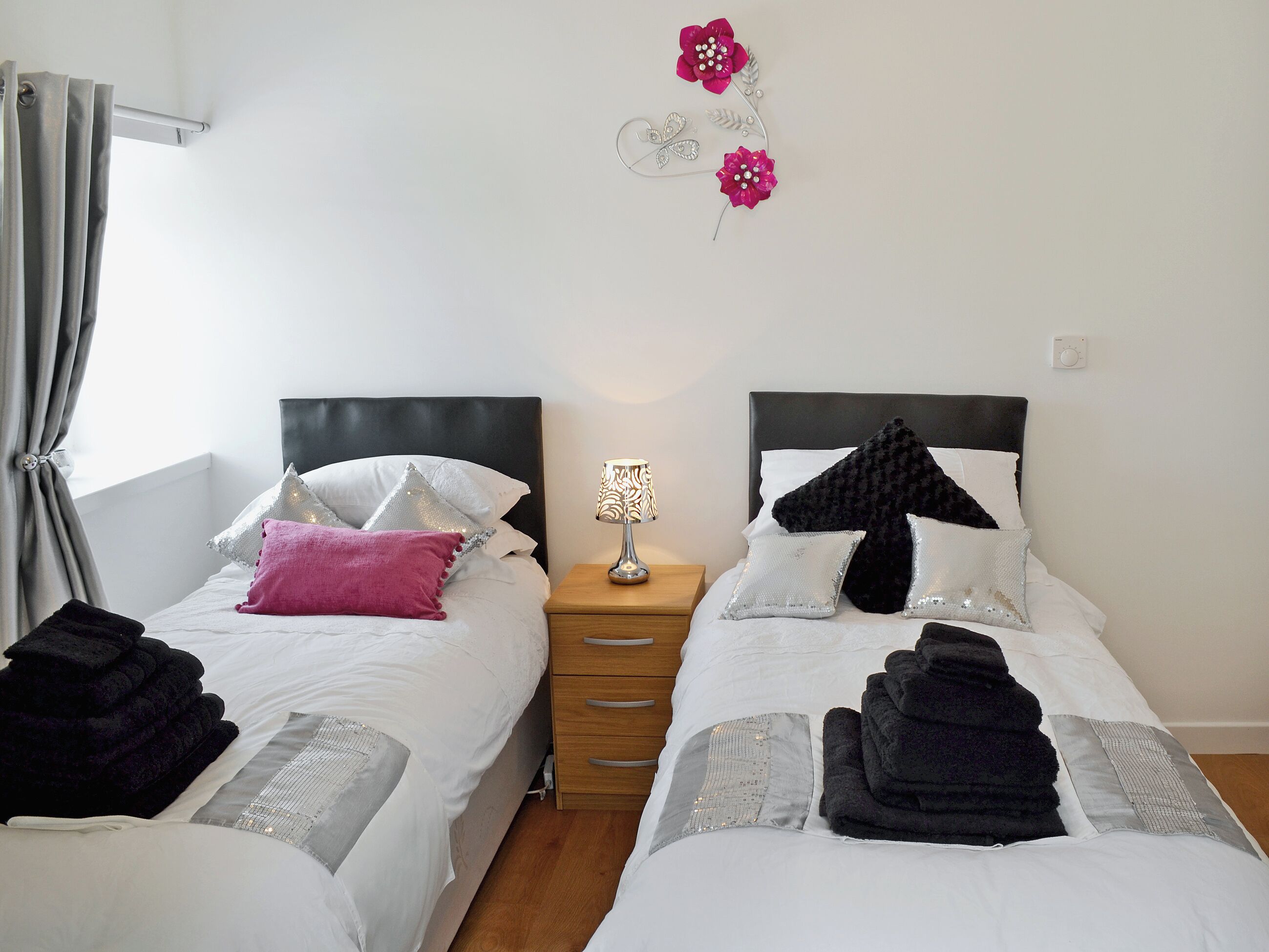 2 室のベッドルーム、WiFi (無料)、ベッドシーツ