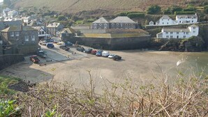 A coastal town with stone buildings, a sandy beach, and a hill in the background. - 2 bedroom accommodation in Port Isaac (Port Isaac)