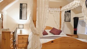 Une chambre à coucher avec un lit en bois, une table de chevet, une commode et une chaise.