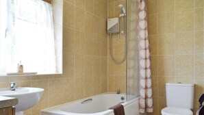 A bathroom with a bathtub, toilet, and sink. - 3 bedroom accommodation in Potterne, near Devizes (Potterne, near Devizes)