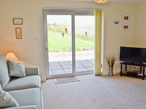TV - 1 bedroom accommodation in Portland (Portland)