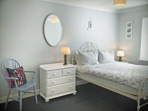 2 bedrooms, free WiFi, bed sheets - 2 bedroom accommodation in Bothenhampton, near Bridport (Bothenhampton, near Bridport)