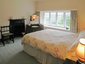 4 عدّة غرف نوم وواي فاي مجانًا وملاءات أسرّة