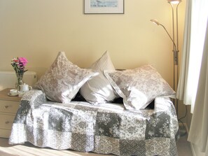 3 室のベッドルーム、WiFi (無料)、ベッドシーツ