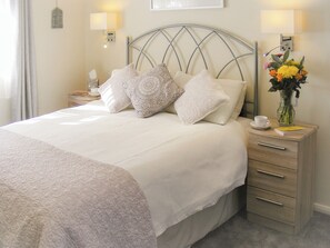 3 室のベッドルーム、WiFi (無料)、ベッドシーツ