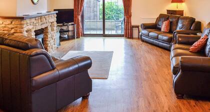 6 bedroom accommodation in Milborne Port, near Sherborne