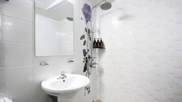 Produtos de toalete grátis, secador de cabelo, roupões de banho