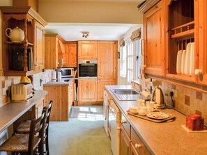 Een vaatwasser, kookgerei, borden en bestek