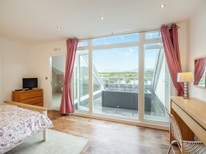 5 bedrooms, free WiFi, bed sheets