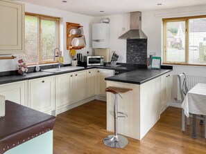 Dishwasher, highchair, cookware/dishes/utensils - 2 bedroom accommodation in Bridgnorth (Bridgnorth)
