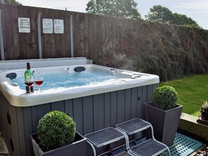 Outdoor spa tub - 3 bedroom accommodation in near Easingwold (near Easingwold)