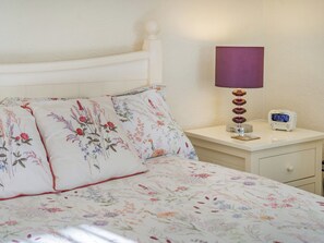 2 bedrooms, free WiFi, bed sheets - 2 bedroom accommodation in Pembrey, near Burry Port (Pembrey, near Burry Port)