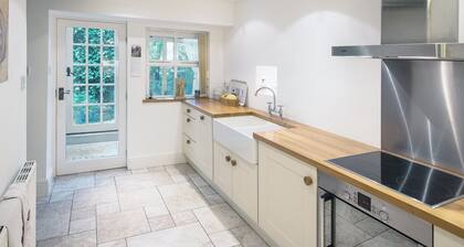 An impressive cottage with beams and views of the Middleham Castle.