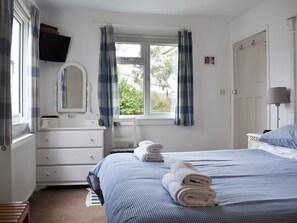3 bedrooms, free WiFi, bed sheets - 3 bedroom accommodation in Elmer, near Middleton on Sea (Elmer, near Middleton on Sea)