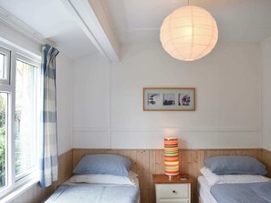 3 bedrooms, free WiFi, bed sheets - 3 bedroom accommodation in Elmer, near Middleton on Sea (Elmer, near Middleton on Sea)