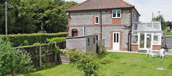 2 bedroom accommodation in Thorpe Market