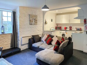 Open plan living space | Carpenters Cottage - Rosecraddoc Manor, Liskeard - Carpenters Cottage - CV17 (Liskeard)