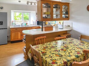 Høy barnestol og kjøkkenutstyr