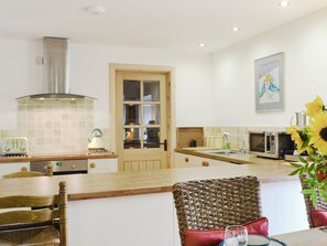 Oppvaskmaskin og høy barnestol