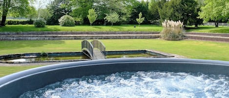 Outdoor spa tub