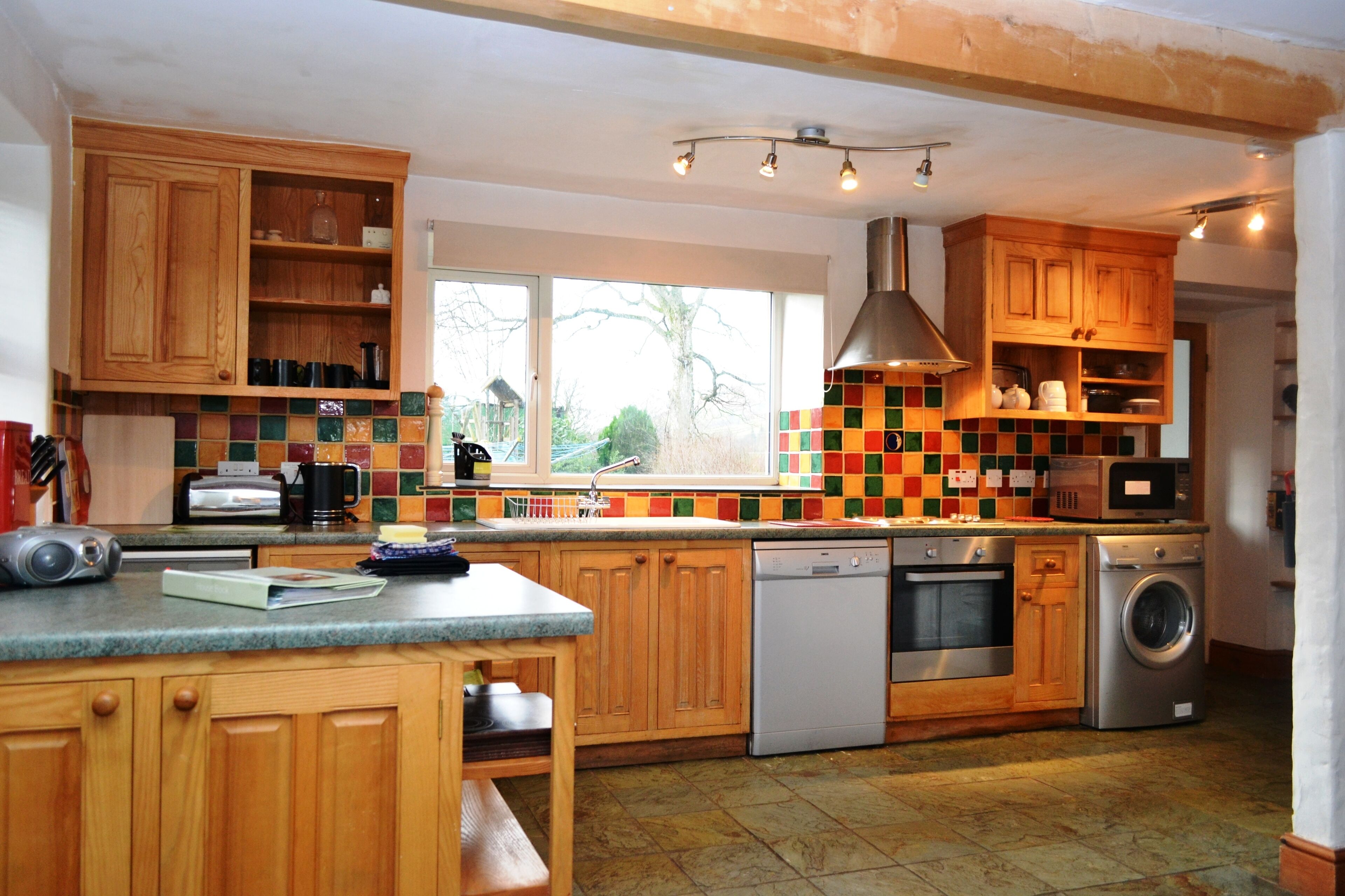 Lavavajillas, trona infantil y congelador