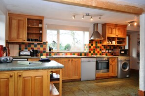 食器洗い機、ハイチェア、冷凍庫