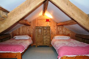 4 bedrooms, free WiFi, bed sheets - 4 bedroom accommodation in Guardhouse (Guardhouse)