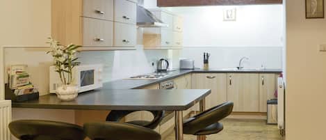 Lavavajillas, trona infantil y congelador