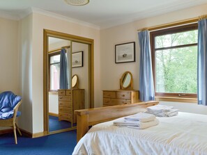 3 bedrooms, free WiFi, bed sheets - 3 bedroom accommodation in Brig O&rsquo;Turk, near Callender (Brig O&rsquo;Turk, near Callender)