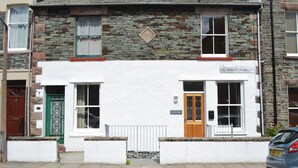 A two-story building with a stone facade and white walls. There is a sign indicating '187' and 'LEONARD STREET'. - 4 bedroom accommodation in Keswick (Keswick)