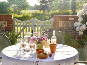 Outdoor dining - 3 bedroom accommodation in Bishops Waltham (Bishops Waltham)