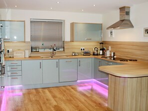 Dishwasher, high chair, cookware/dishes/utensils, freezer - 3 bedroom accommodation in Bishops Waltham (Bishops Waltham)