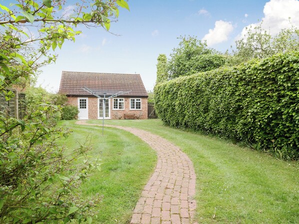 Exterior - 4 bedroom accommodation in Ringstead (Ringstead)