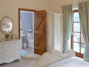 4 bedrooms, free WiFi, bed sheets