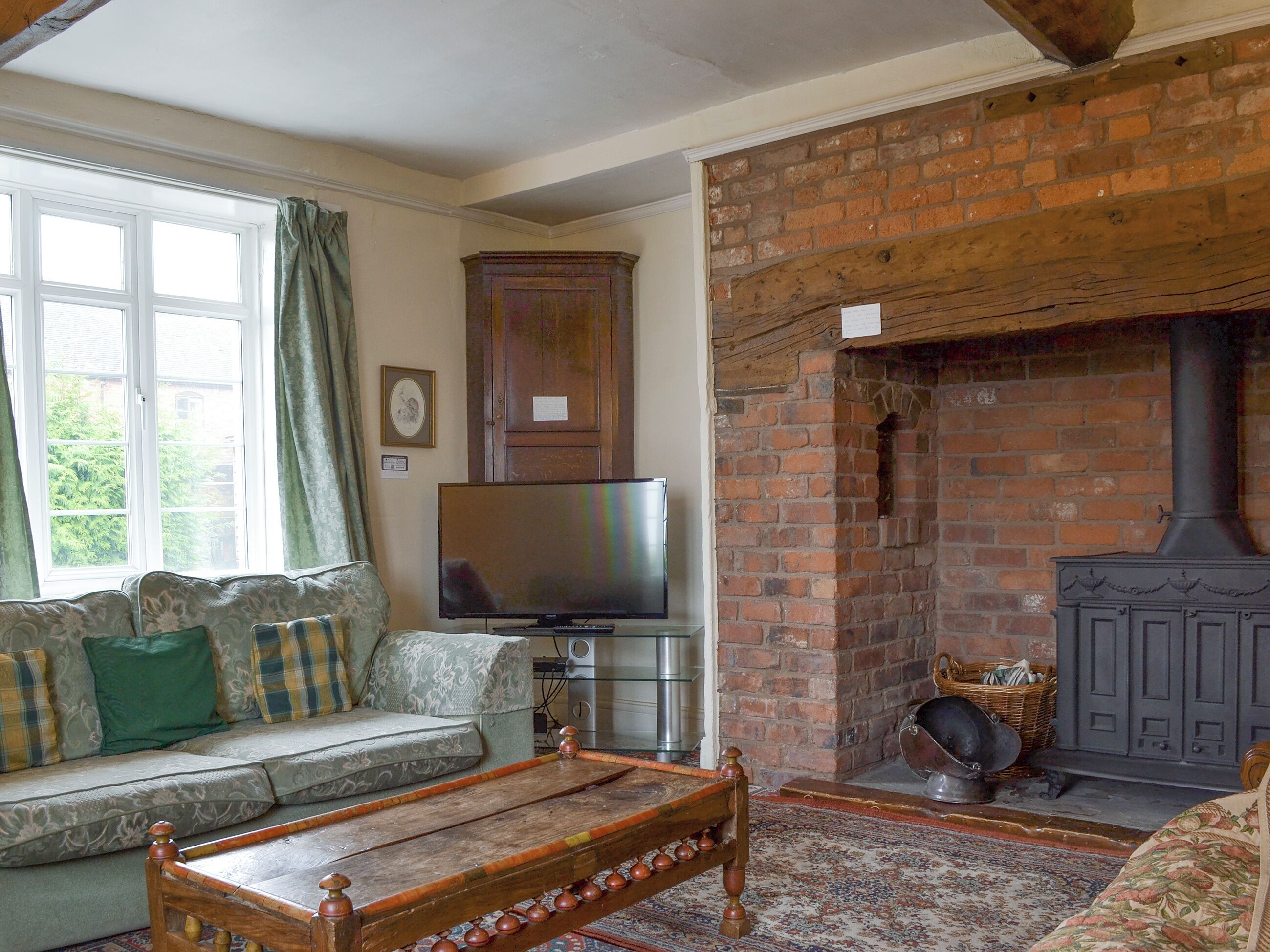 TV, fireplace